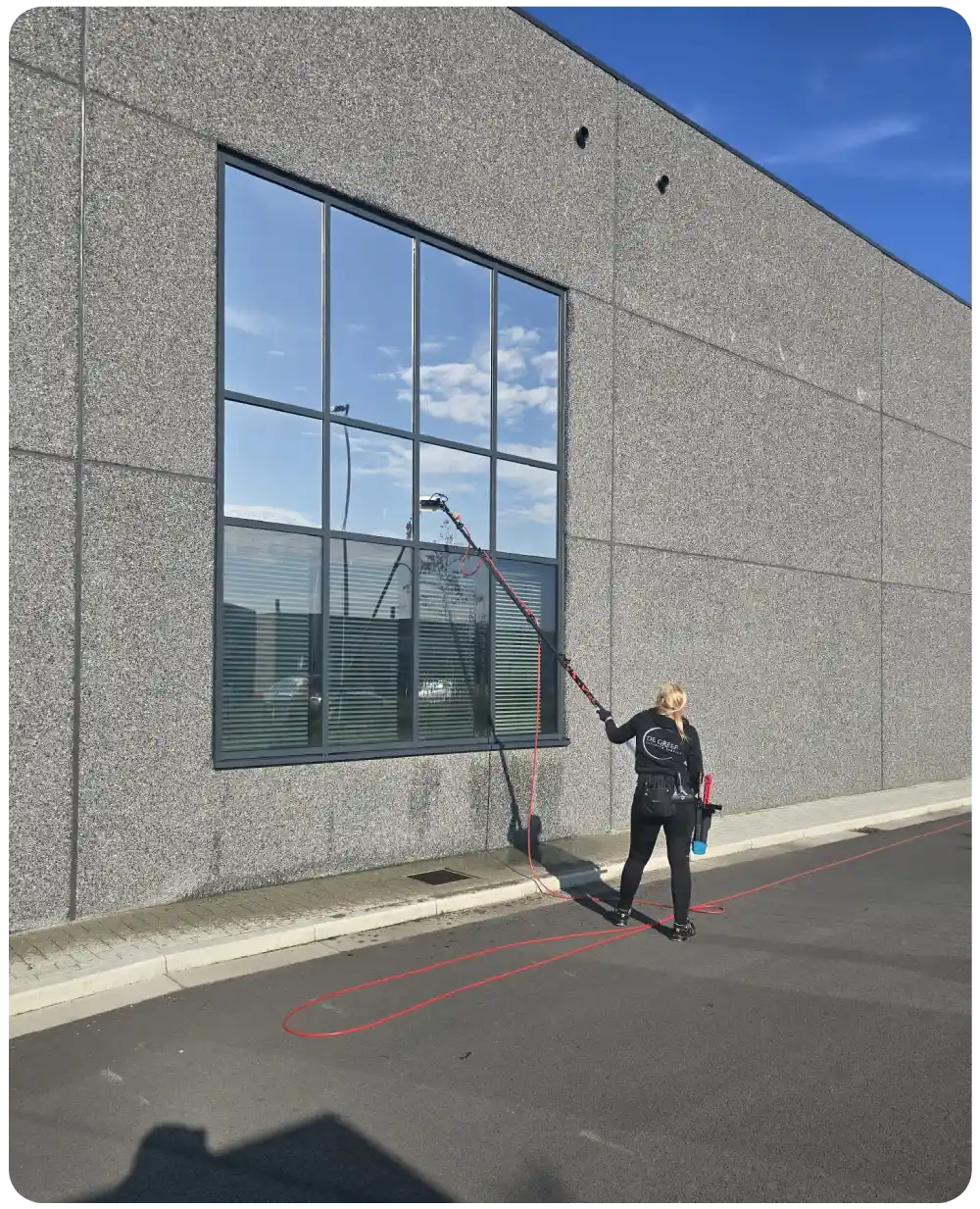 Medewerker van De Greef Cleaning aan het werk in de regio Eindhoven